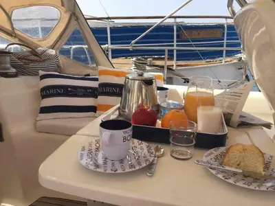 Plano de Precioso Yate en el centro del Puerto de Mogan