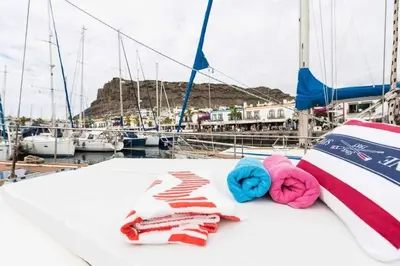 Plano de Precioso Yate en el centro del Puerto de Mogan