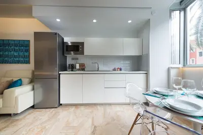 Una cocina o zona de cocina en Suites Garden Loft Roy Lichtenstein
