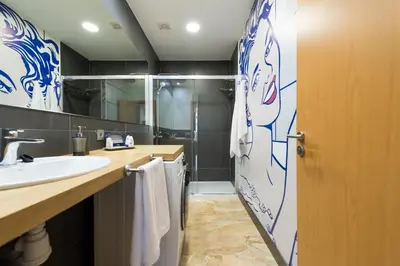 Un baño de Suites Garden Loft Roy Lichtenstein