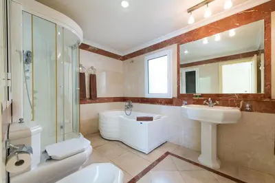 Un baño de Holiday Club Playa Amadores