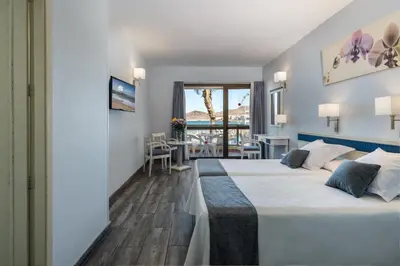 Cama o camas de una habitación en Apartamentos Colón Playa