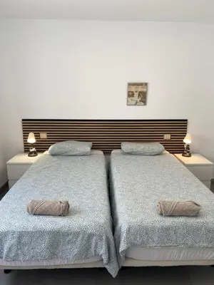 Cama o camas de una habitación en Holiday Home & Rooftop Lounge
