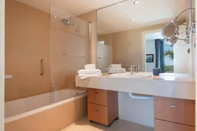 Un baño de Salobre Villas