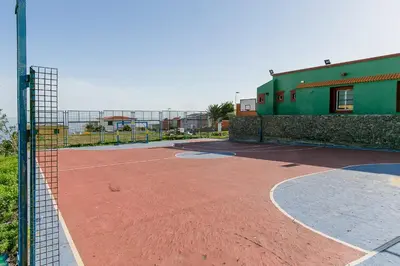 Instalaciones para jugar a tenis o squash en La casita de vanessa o alrededores