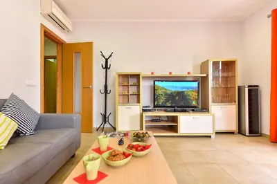Una televisión o centro de entretenimiento en Beach House Adelfas San Agustín MCI by VillaGranCanaria