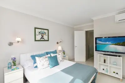 Una televisión o centro de entretenimiento en Beachfront Apartment Las Burras MRA 02 by VillaGranCanaria