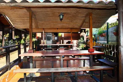 Un restaurante o sitio para comer en Cabañas Valle Verde