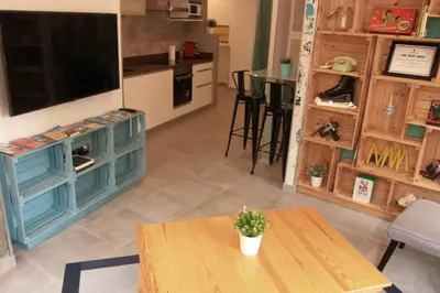 Una televisión o centro de entretenimiento en Piso con piscina y garaje en la Playa de Las Canteras