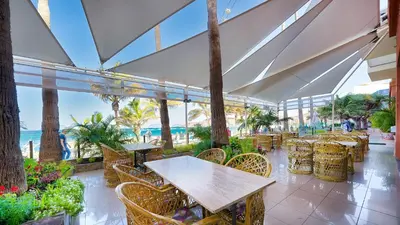 Un restaurante o sitio para comer en Bull Reina Isabel & SPA