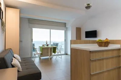 Una televisión o centro de entretenimiento en Living Las Canteras Homes - FRONT-LINE BEACH