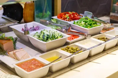 Comida en o cerca de este hotel