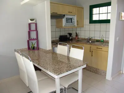 Una cocina o zona de cocina en Moderno apartamento con vistas al mar