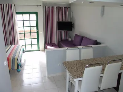 Una televisión o centro de entretenimiento en Moderno apartamento con vistas al mar
