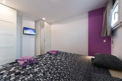 Una televisión o centro de entretenimiento en Apartamentos Karma