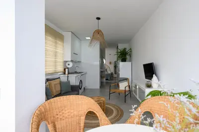 Una televisión o centro de entretenimiento en Stylish Sea View Accommodation Las Canteras