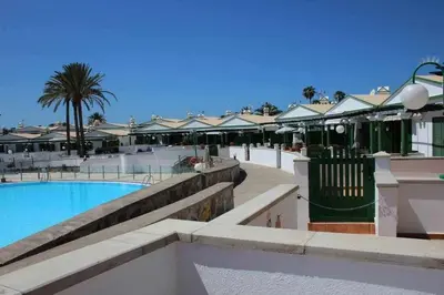 Piscina en o cerca de Bungalow en complejo tranquilo en Maspalomas