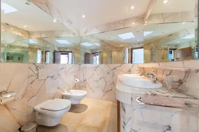 Un baño de Sunset Villa