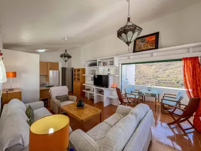 Una televisión o centro de entretenimiento en GuestReady Casa Carmen Agaete con terraza y vistas al mar