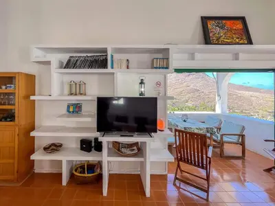 Una televisión o centro de entretenimiento en GuestReady Casa Carmen Agaete con terraza y vistas al mar