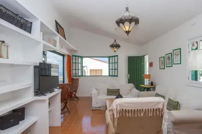 Una televisión o centro de entretenimiento en GuestReady Casa Carmen Agaete con terraza y vistas al mar