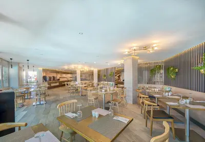 Un restaurante o sitio para comer en Hotel LIVVO Koala Garden