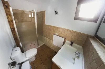 Un baño de Vivelorural casa Tunte 1, piscina y terraza