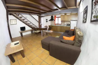 Zona de estar de Vivelorural casa Tunte 1, piscina y terraza