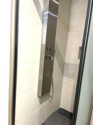 Un baño de Piso Familiar Centrico Campillo