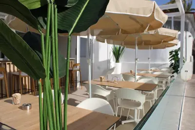 Un restaurante o sitio para comer en HL Miraflor Suites Hotel