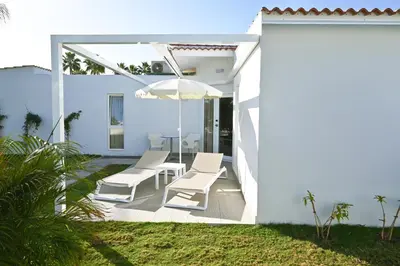 Un patio o zona al aire libre en HL Miraflor Suites Hotel