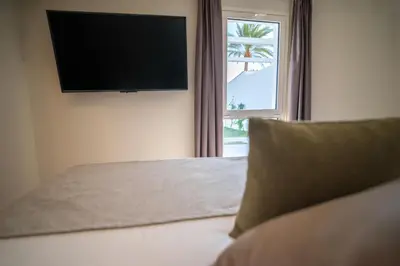 Una televisión o centro de entretenimiento en HL Miraflor Suites Hotel