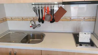Una cocina o zona de cocina en Aircon Pool View Nr Yumbo
