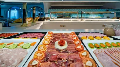 Comida en o cerca de este resort
