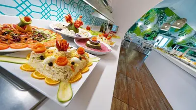 Comida en o cerca de este resort