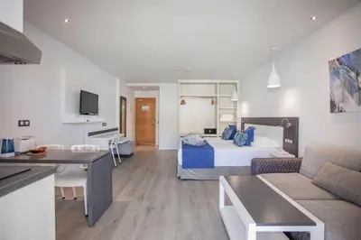 Una televisión o centro de entretenimiento en Servatur Casablanca Suites & Spa - Adults Only