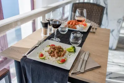 Comida en o cerca de este resort