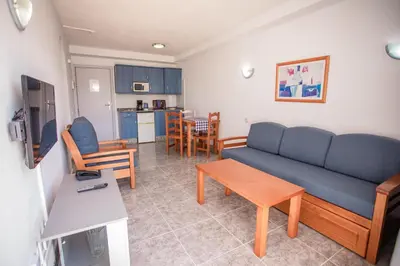 Una televisión o centro de entretenimiento en Servatur Montebello