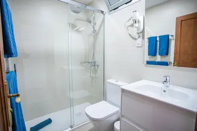 Un baño de Servatur Montebello