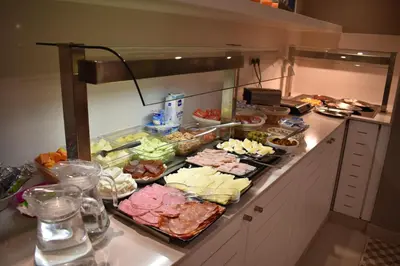 Comida en o cerca de este hotel