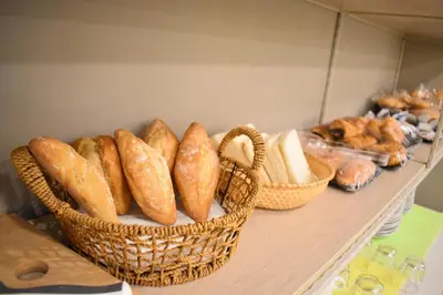 Comida en o cerca de este hotel
