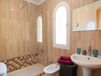 Un baño de Curie with Pool by VillaGranCanaria