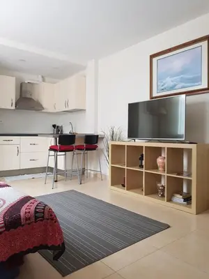 Una televisión o centro de entretenimiento en Apartment la Puntilla del Mar