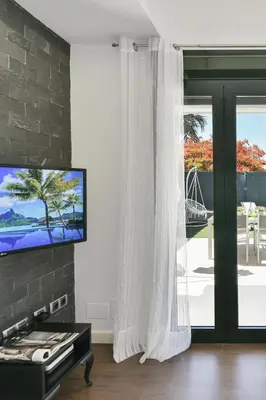 Una televisión o centro de entretenimiento en Bungalow with terrace in Maspalomas DS50 by VillaGranCanaria