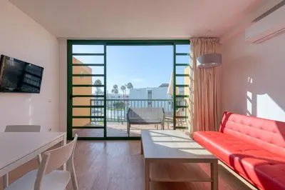 Una televisión o centro de entretenimiento en Apartamentos Cordial Judoca Beach