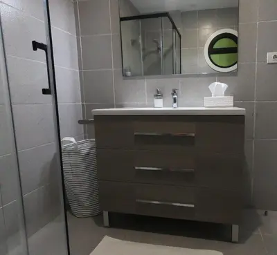 Un baño de En plena playa de Las Canteras