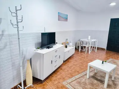 Una televisión o centro de entretenimiento en Bonito y elegante loft