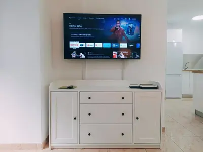 Una televisión o centro de entretenimiento en Aqui te Espero