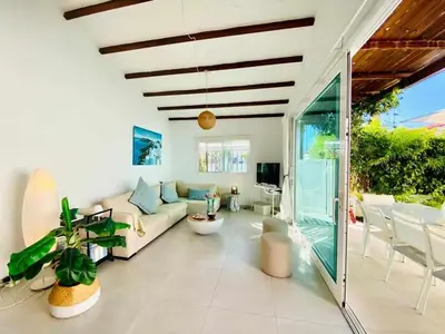 Una televisión o centro de entretenimiento en Relax Pasito Blanco