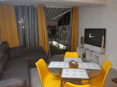 Una televisión o centro de entretenimiento en Pool View Yard Bungalow